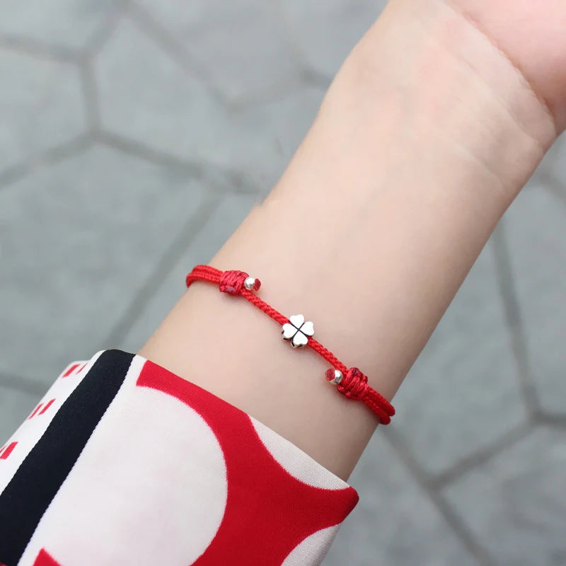 Pulsera Hilo del Vínculo · Detalles Metálicos
