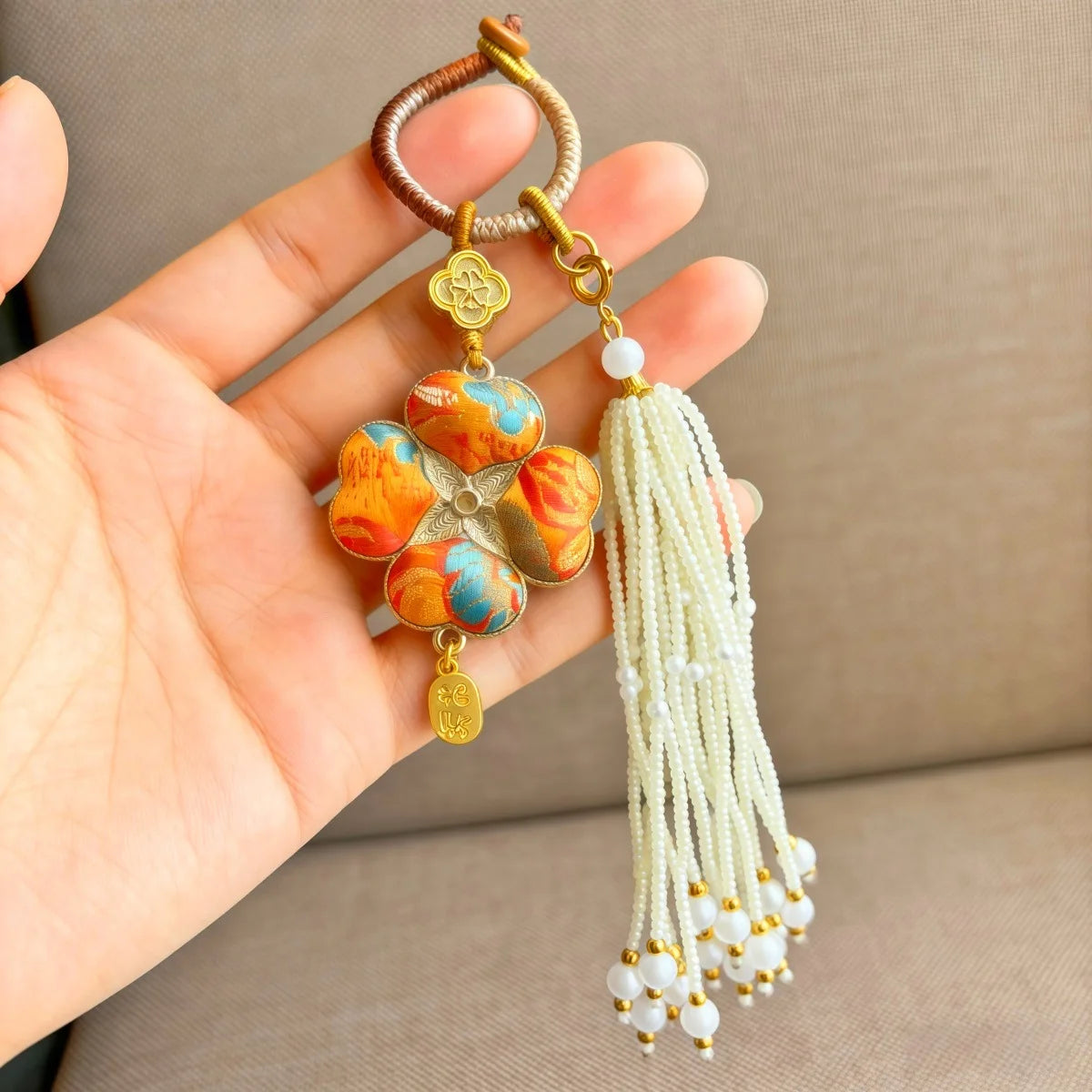 Pingente de Cabaça Auspiciosa Chinesa Artesanal com Bordado de Brocado Song e Borla de Contas, Charm para Bolsa e Enfeite para Carro, para Boa Sorte e Fortuna