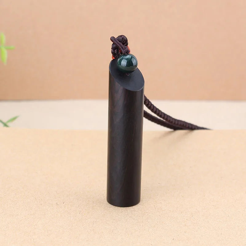 Colar com pingente de caixa vazada em madeira de ébano chinesa, tecido à mão, com motivos étnicos, corrente para suéter, medalhão para guardar notas, pó ou amuleto, joia unissex.