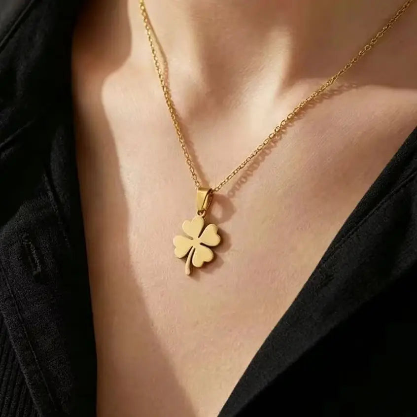 Colar de Aço Inoxidável com Trevo de Quatro Folhas para Mulheres, Luxuoso e Delicado, Amuleto da Sorte, Corrente de Cobra, Colar Curto para Clavícula, Presente de Moda