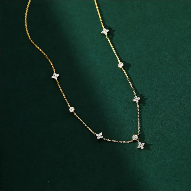 Colar de Aço Inoxidável com Trevo de Quatro Folhas para Mulheres, Luxuoso e Delicado, Amuleto da Sorte, Corrente de Cobra, Colar Curto para Clavícula, Presente de Moda