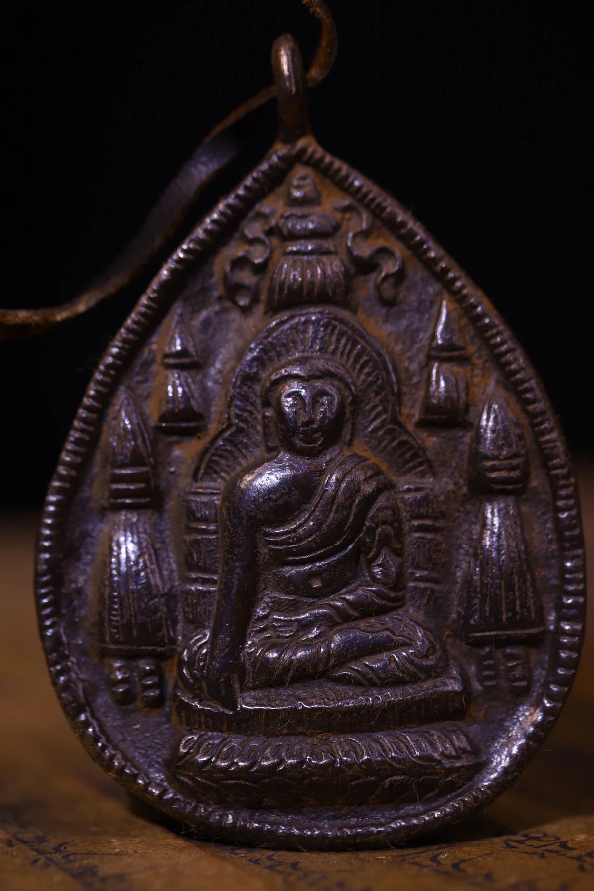 Pingente Amuleto Budista de Bronze Antigo com Cinábrio, Buda Shakyamuni, Buda Amitabha, Padrão de Nicho, Dharam