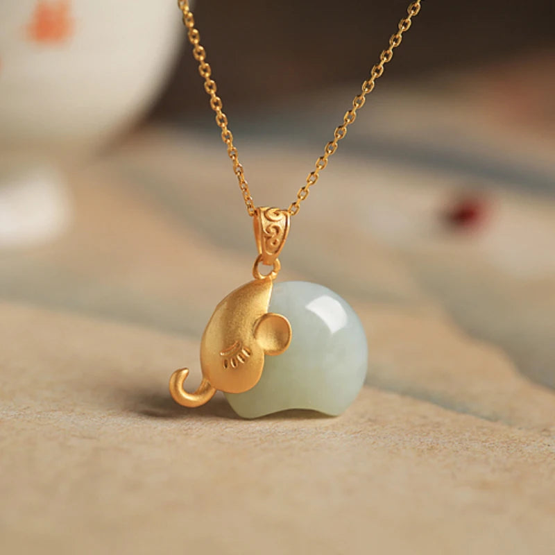Natural Hotan Jade Branco Bonito Pequeno elefante Colar de Pingente Simples Estilo Chinês Retro Antigo Ofício Ouro jóias para as mulheres