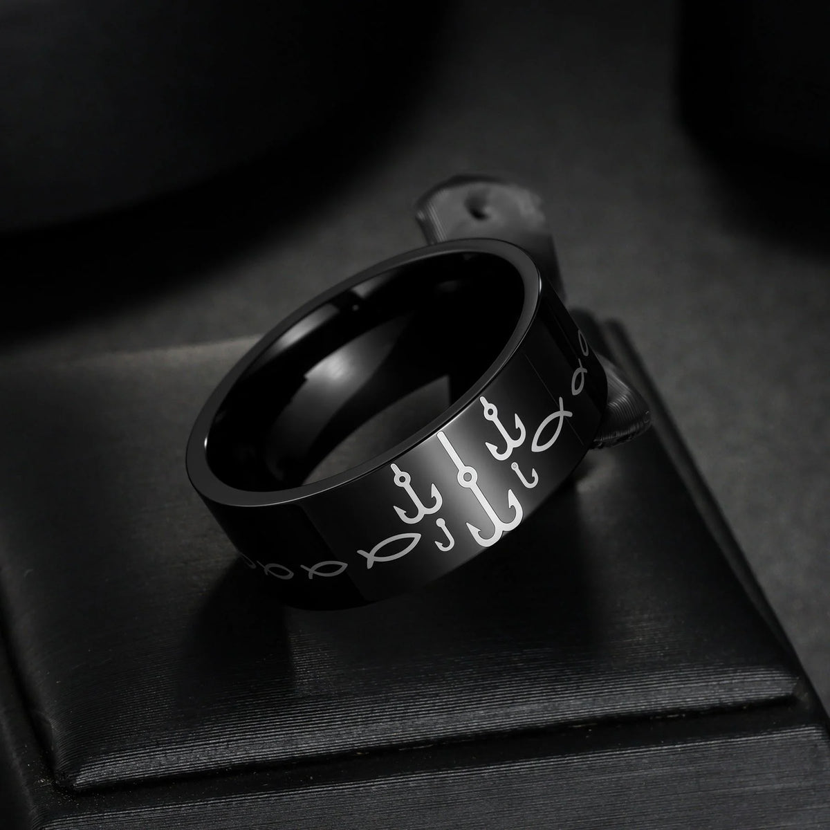 Anillo negro de acero con mantra, 8 mm