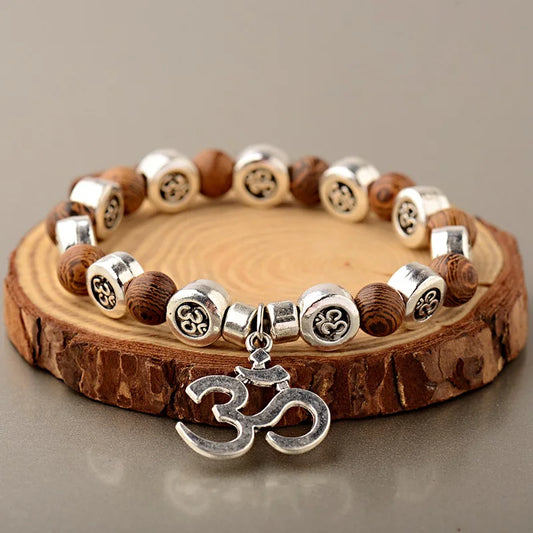 Pulsera Om: Cuentas y Colgante. Diseño y acabado de la pieza mostrada.