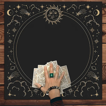 Mantel Círculo Dorado: Tarot. Diseño y acabado de la pieza mostrada.