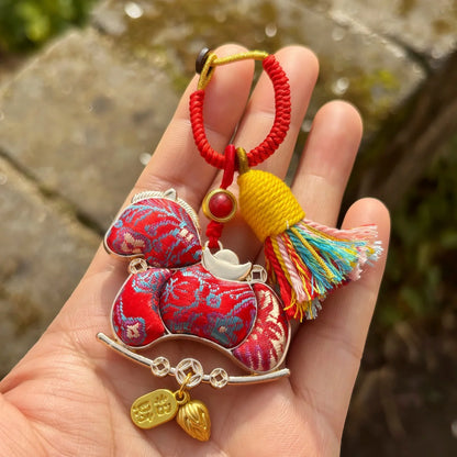 Pingente de Cabaça Auspiciosa Chinesa Artesanal com Bordado de Brocado Song e Borla de Contas, Charm para Bolsa e Enfeite para Carro, para Boa Sorte e Fortuna