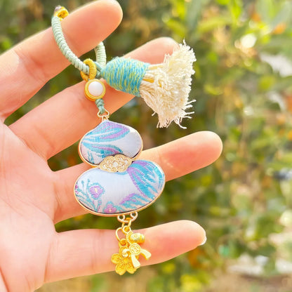 Pingente de Cabaça Auspiciosa Chinesa Artesanal com Bordado de Brocado Song e Borla de Contas, Charm para Bolsa e Enfeite para Carro, para Boa Sorte e Fortuna