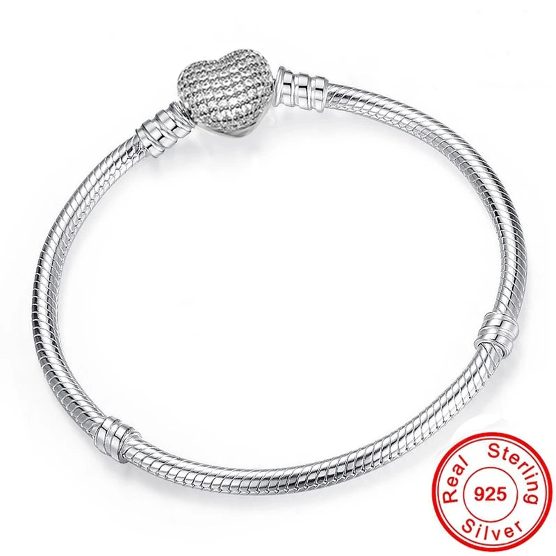 Pulsera Dije Lunar: Cadena Decorativa. Diseño y acabado de la pieza mostrada.