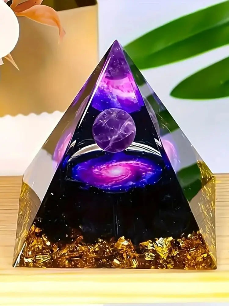 Vista de la pirámide decorativa violeta con esfera y motivo de galaxia.