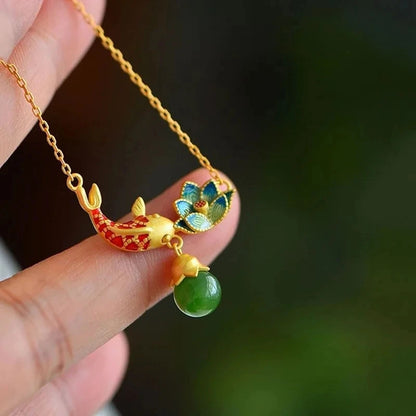 Collar de jade con loto y koi esmaltado