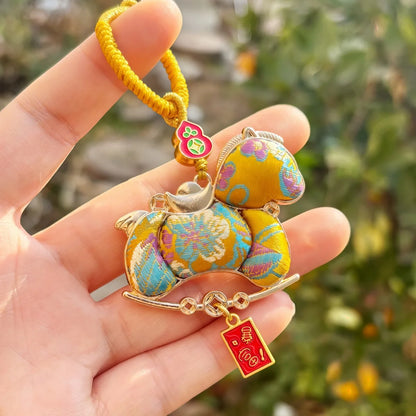 Pingente de Cabaça Auspiciosa Chinesa Artesanal com Bordado de Brocado Song e Borla de Contas, Charm para Bolsa e Enfeite para Carro, para Boa Sorte e Fortuna