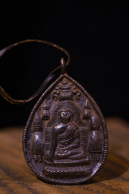 Pingente Amuleto Budista de Bronze Antigo com Cinábrio, Buda Shakyamuni, Buda Amitabha, Padrão de Nicho, Dharam