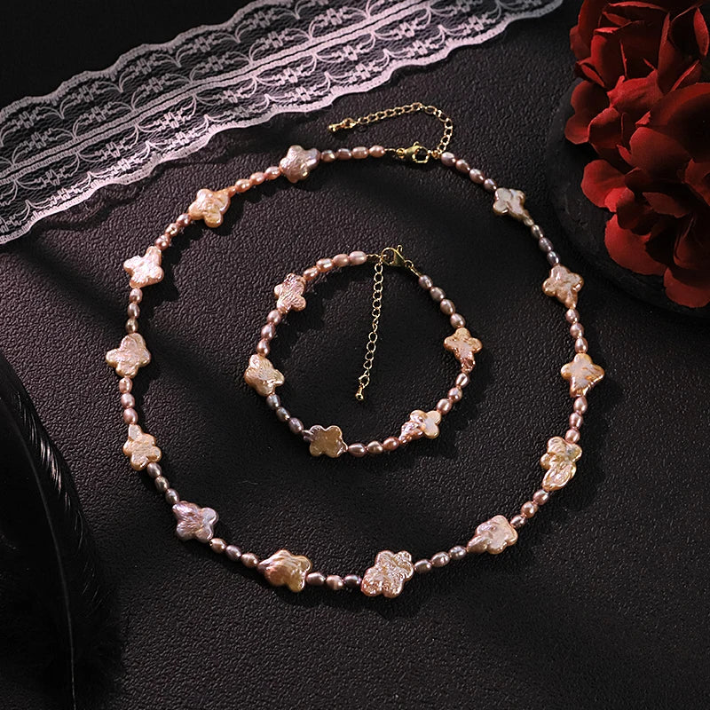 Conjunto de collar y pulsera de perlas y trébol