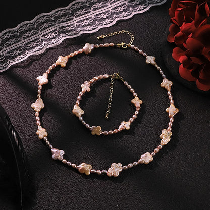 Conjunto de collar y pulsera de perlas y trébol