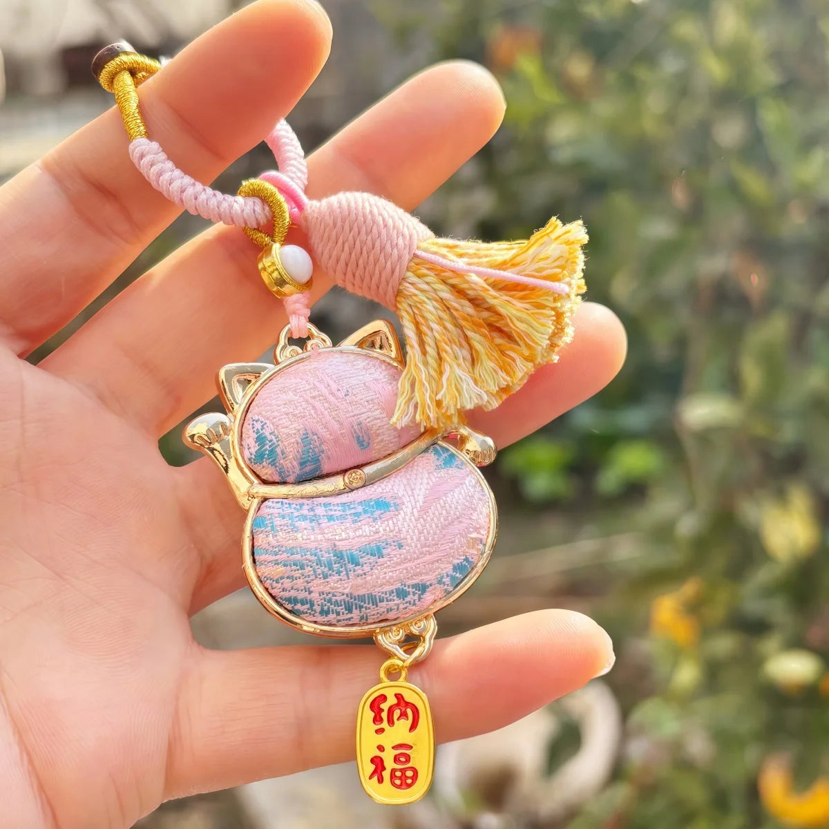 Pingente de Cabaça Auspiciosa Chinesa Artesanal com Bordado de Brocado Song e Borla de Contas, Charm para Bolsa e Enfeite para Carro, para Boa Sorte e Fortuna