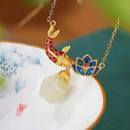 Collar de jade con loto y koi esmaltado