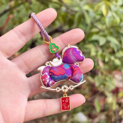 Pingente de Cabaça Auspiciosa Chinesa Artesanal com Bordado de Brocado Song e Borla de Contas, Charm para Bolsa e Enfeite para Carro, para Boa Sorte e Fortuna