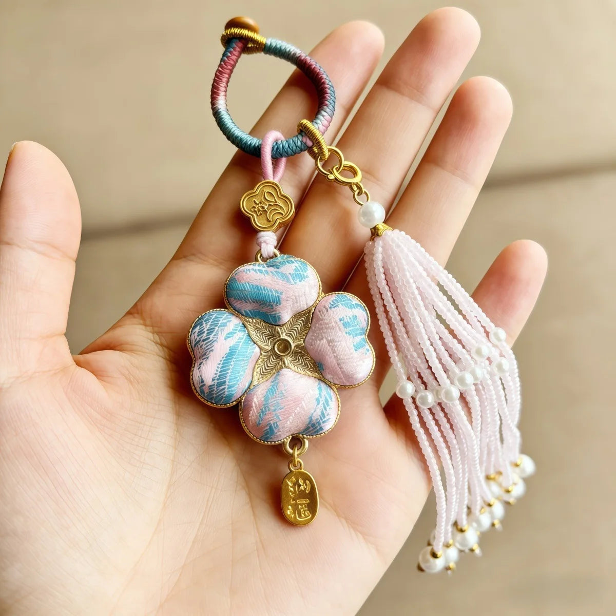 Pingente de Cabaça Auspiciosa Chinesa Artesanal com Bordado de Brocado Song e Borla de Contas, Charm para Bolsa e Enfeite para Carro, para Boa Sorte e Fortuna