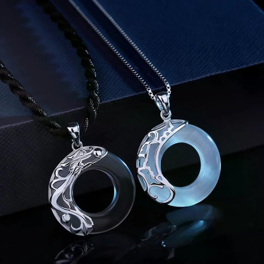 Collar Lazo Celeste: Colgante Circular. Diseño y acabado de la pieza mostrada.