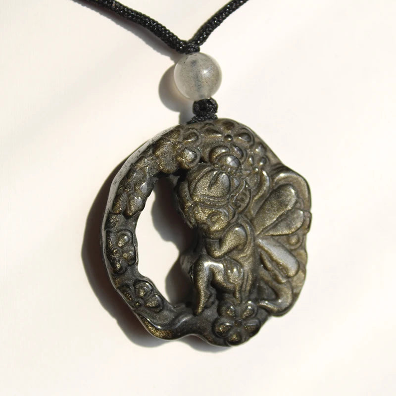 Pingente de Colar com Escultura de Fada Pequena em Obsidiana Natural com Brilho Dourado para Presente