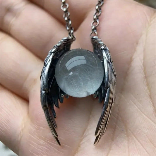 Collar Alas Nocturnas: Colgante Esférico. Diseño y acabado de la pieza mostrada.