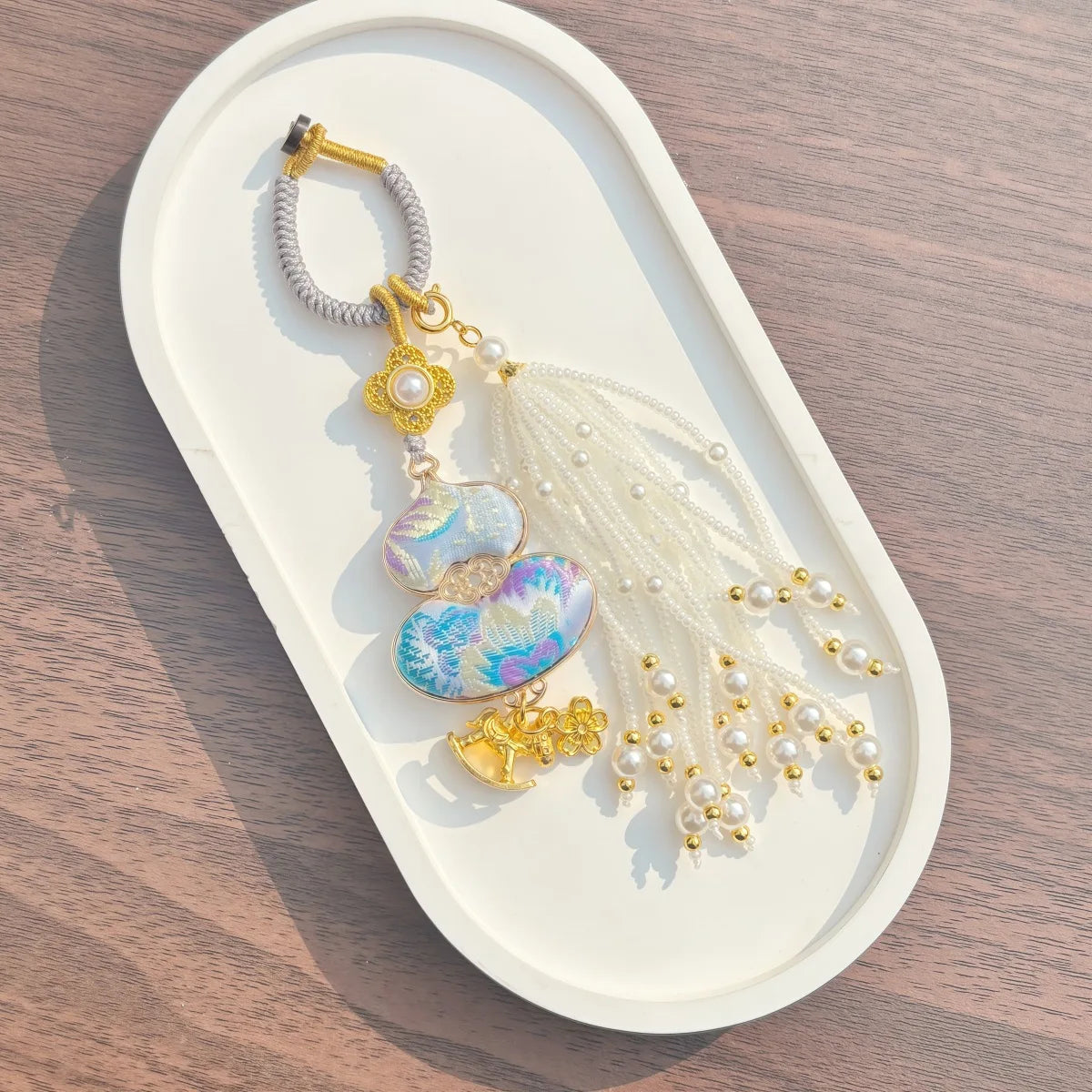 Pingente de Cabaça Auspiciosa Chinesa Artesanal com Bordado de Brocado Song e Borla de Contas, Charm para Bolsa e Enfeite para Carro, para Boa Sorte e Fortuna