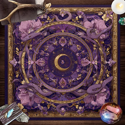 Mantel Santuario Violeta: Motivos Místicos. Diseño y acabado de la pieza mostrada.