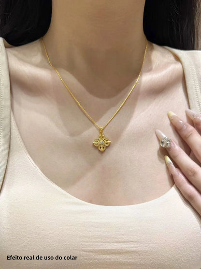 Colar Feminino com Pingente Cruz Vajra, Banhado a Cobre, Ouro Simulado e Prata, com Diamante e Trevo de Quatro Folhas, Corren...