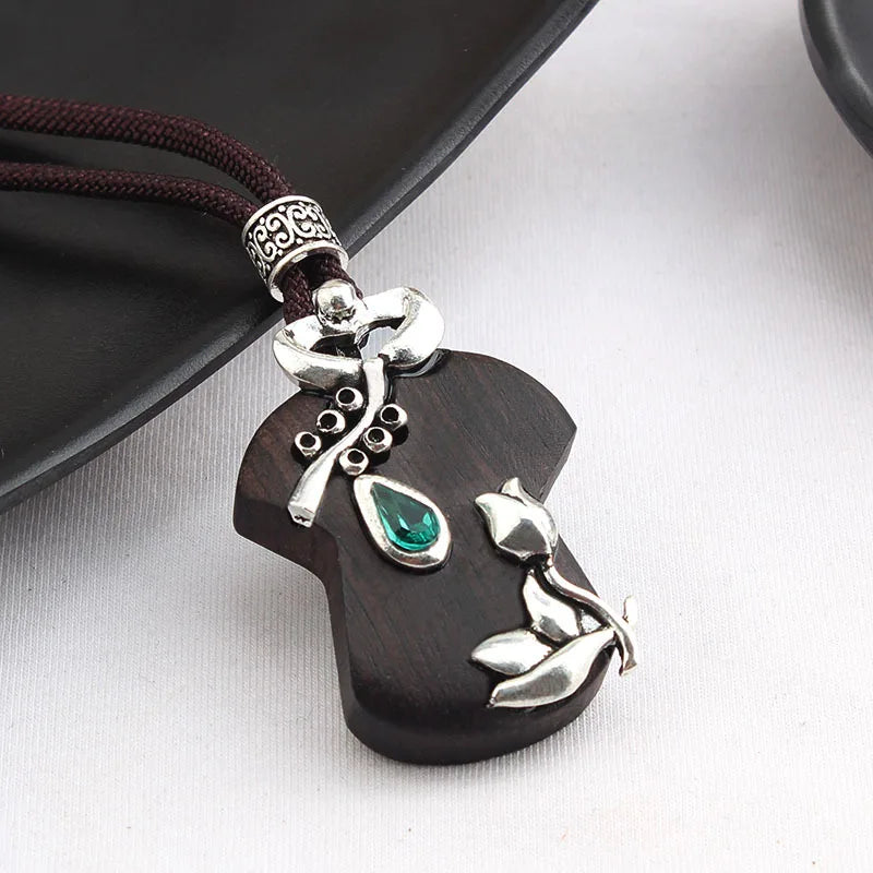 Colar longo com pingente de madeira de ébano, estilo chinês, feito à mão, com design retro, para mulheres, ideal para usar com blusas de tricô, com cordão encerado, joia de estilo étnico boho, para uso diário.