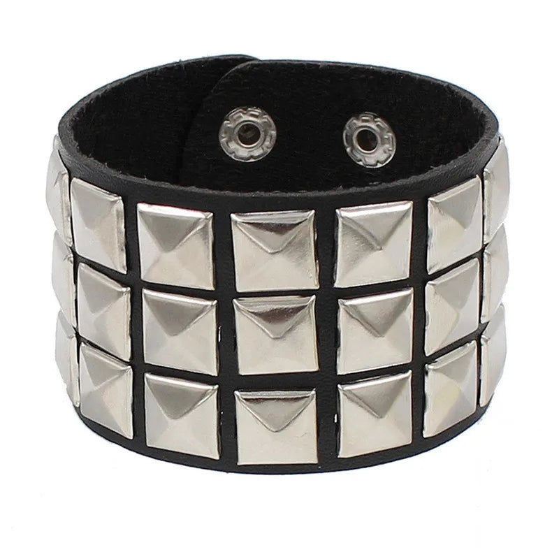 Pulsera Nocturna · Tachuelas y Cadenas