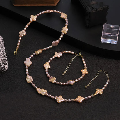 Conjunto de collar y pulsera de perlas y trébol