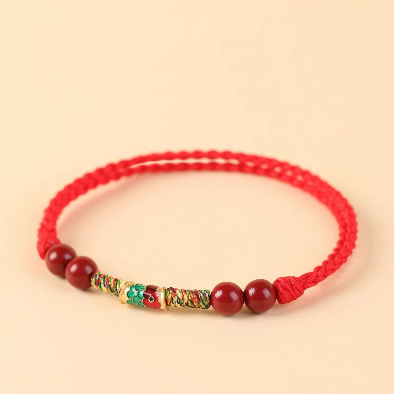 Pulsera roja con pez koi decorativo