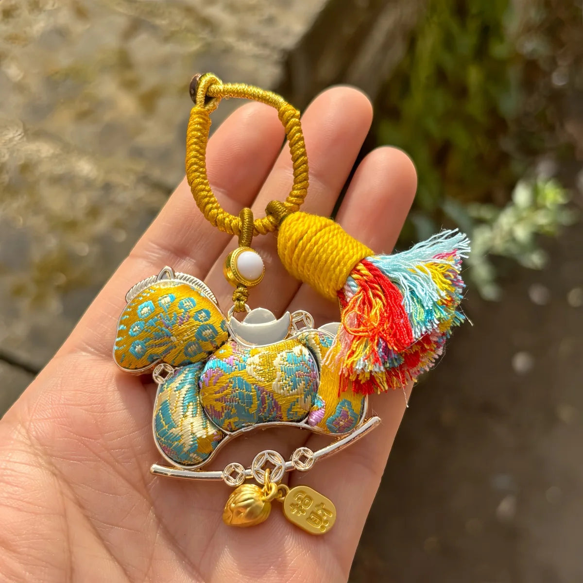 Pingente de Cabaça Auspiciosa Chinesa Artesanal com Bordado de Brocado Song e Borla de Contas, Charm para Bolsa e Enfeite para Carro, para Boa Sorte e Fortuna