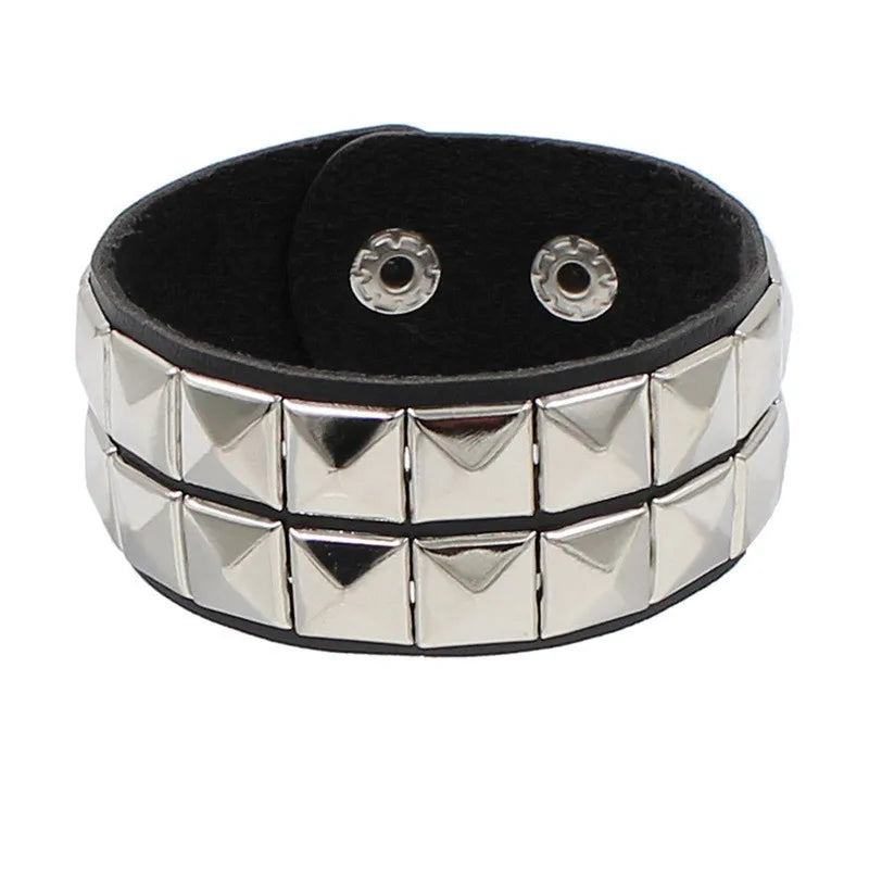 Pulsera Nocturna · Tachuelas y Cadenas