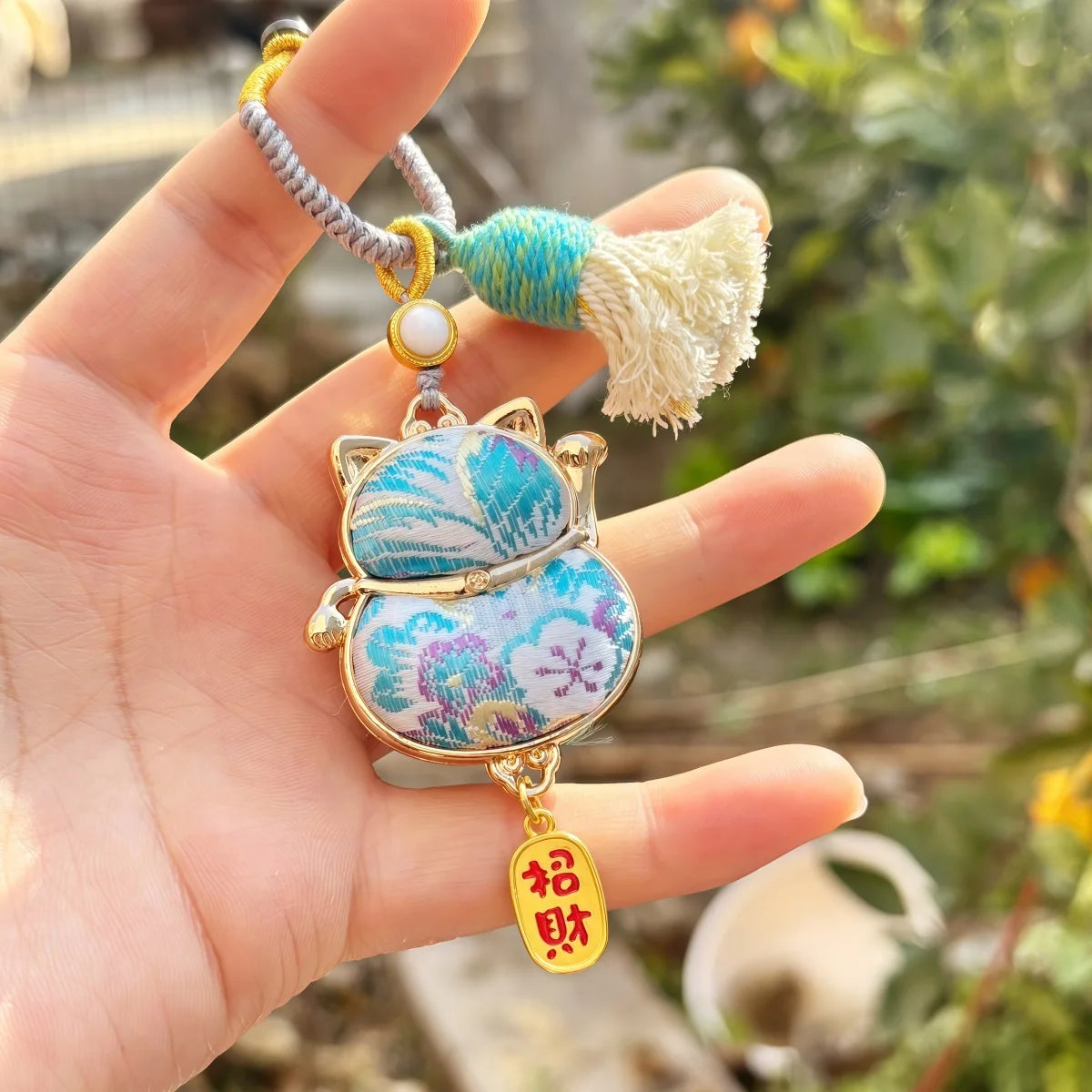 Pingente de Cabaça Auspiciosa Chinesa Artesanal com Bordado de Brocado Song e Borla de Contas, Charm para Bolsa e Enfeite para Carro, para Boa Sorte e Fortuna