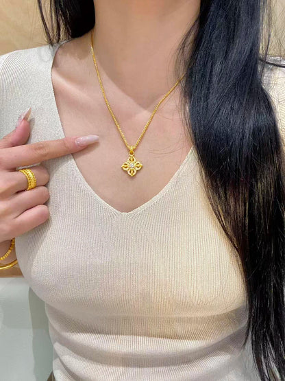 Colar Feminino com Pingente Cruz Vajra, Banhado a Cobre, Ouro Simulado e Prata, com Diamante e Trevo de Quatro Folhas, Corren...