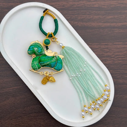 Pingente de Cabaça Auspiciosa Chinesa Artesanal com Bordado de Brocado Song e Borla de Contas, Charm para Bolsa e Enfeite para Carro, para Boa Sorte e Fortuna