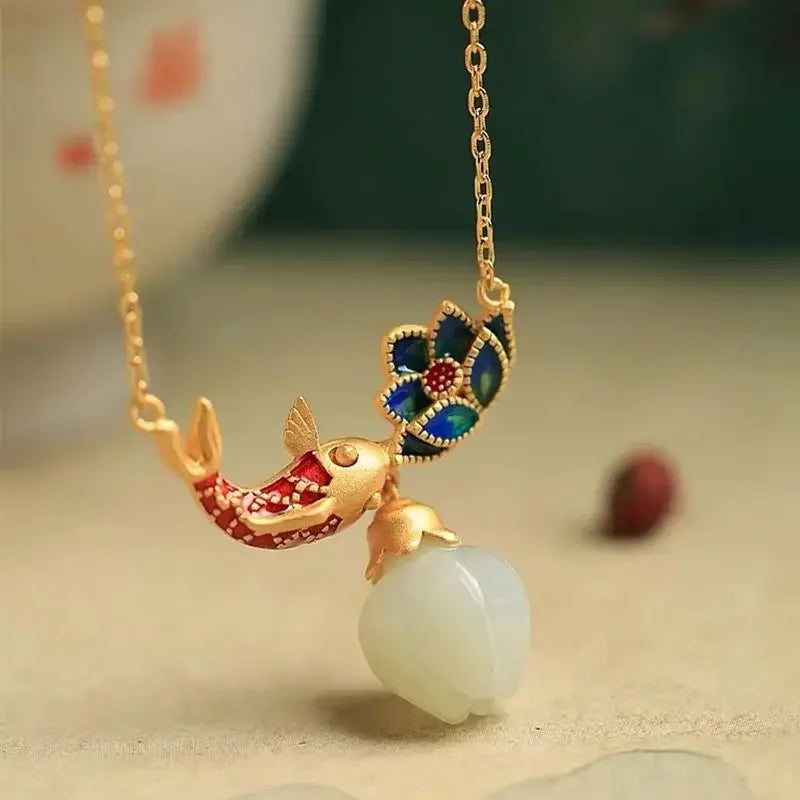 Collar de jade con loto y koi esmaltado
