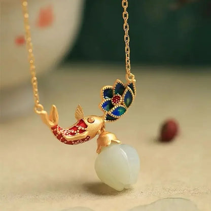 Collar de jade con loto y koi esmaltado