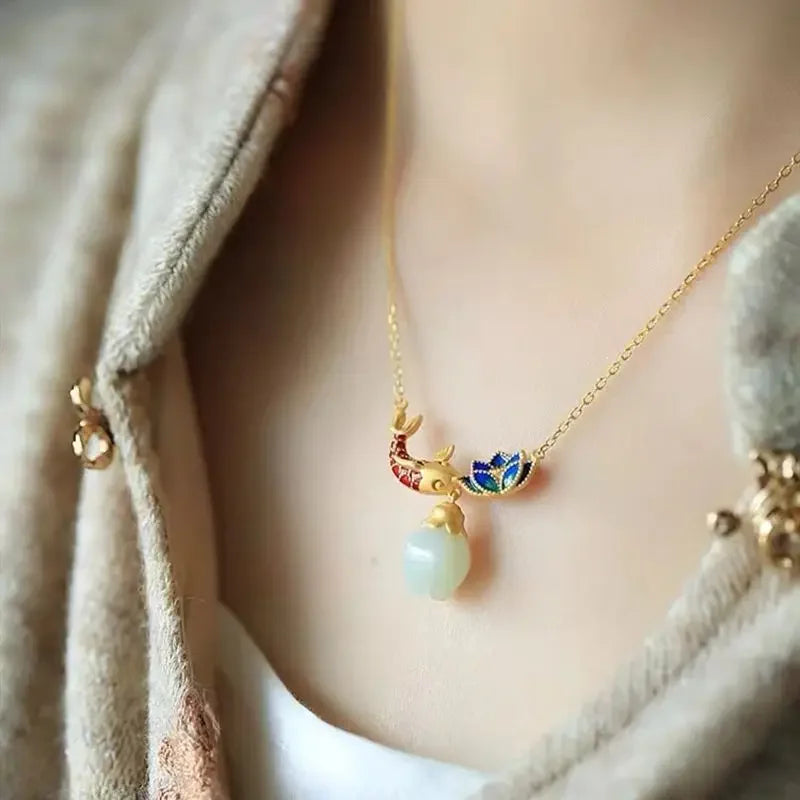 Collar de jade con loto y koi esmaltado