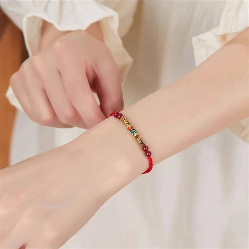 Pulsera roja con pez koi decorativo