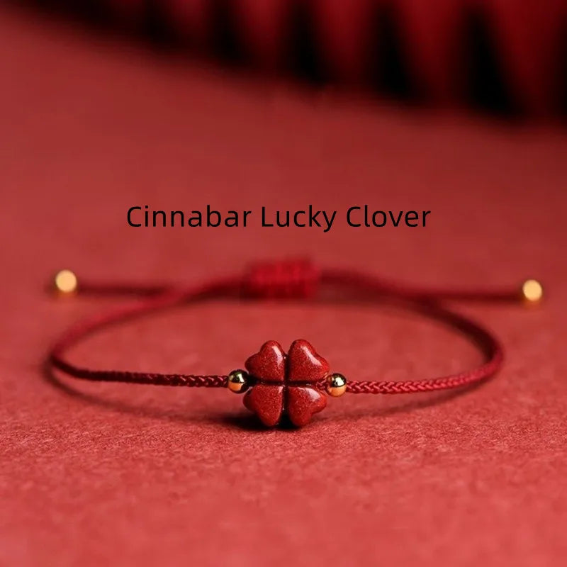 Pulsera roja ajustable con trébol
