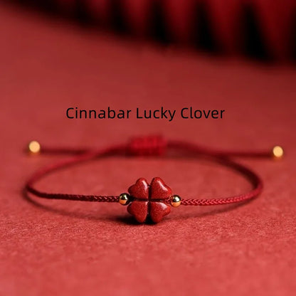 Pulsera roja ajustable con trébol