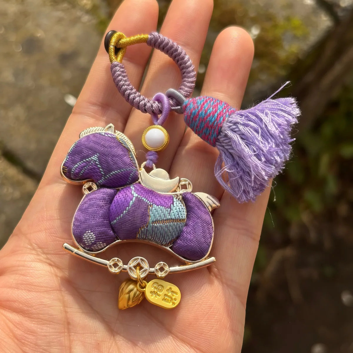 Pingente de Cabaça Auspiciosa Chinesa Artesanal com Bordado de Brocado Song e Borla de Contas, Charm para Bolsa e Enfeite para Carro, para Boa Sorte e Fortuna