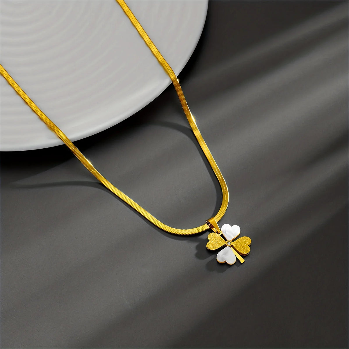Colar de Aço Inoxidável com Trevo de Quatro Folhas para Mulheres, Luxuoso e Delicado, Amuleto da Sorte, Corrente de Cobra, Colar Curto para Clavícula, Presente de Moda