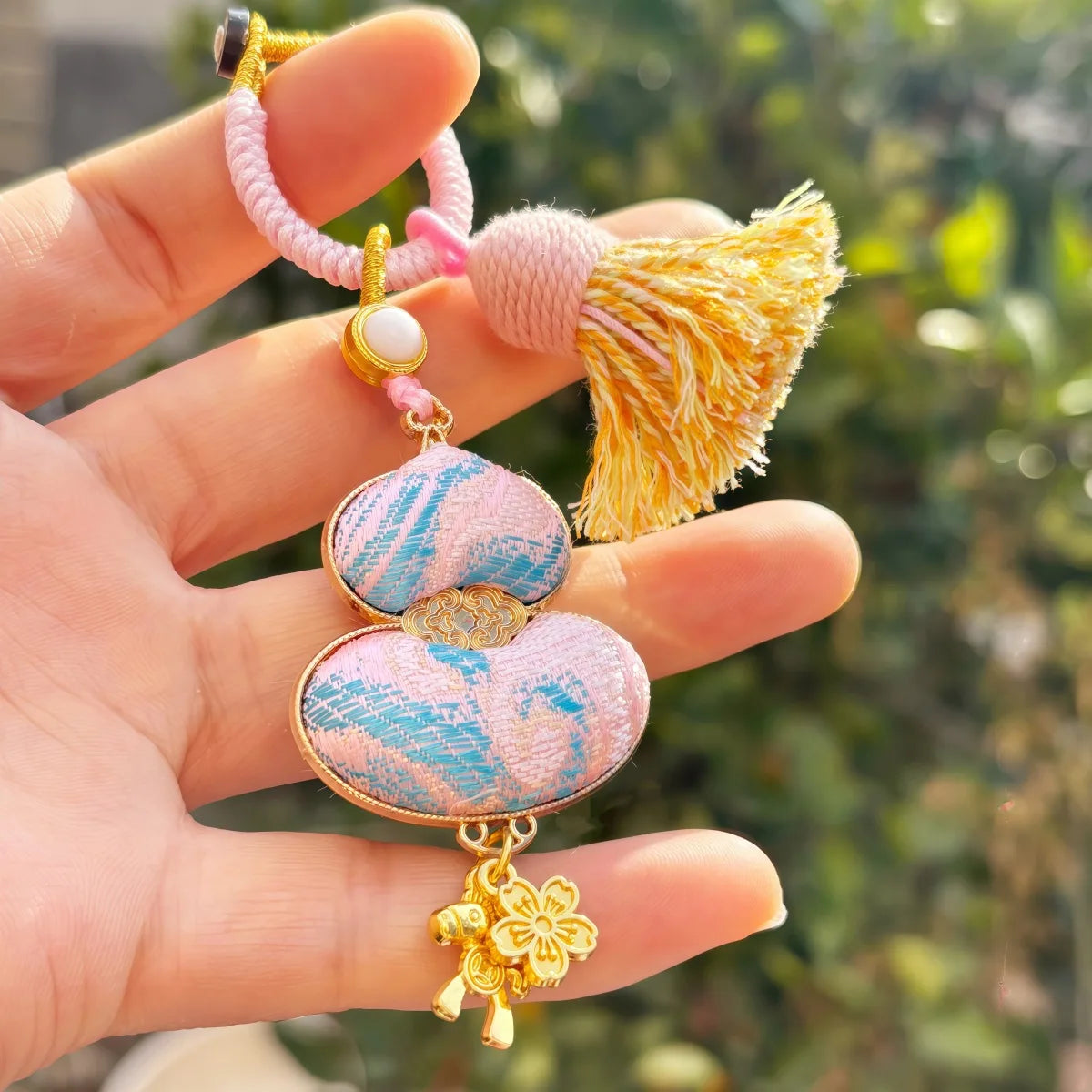 Pingente de Cabaça Auspiciosa Chinesa Artesanal com Bordado de Brocado Song e Borla de Contas, Charm para Bolsa e Enfeite para Carro, para Boa Sorte e Fortuna