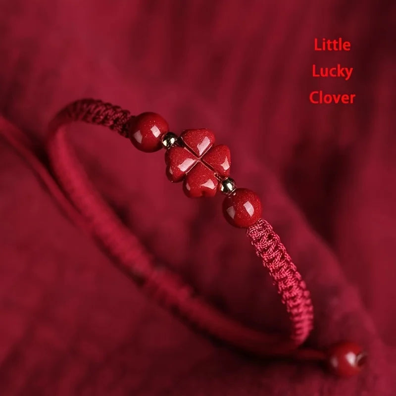 Pulsera Trébol Rojo: Cordón Trenzado. Diseño y acabado de la pieza mostrada.