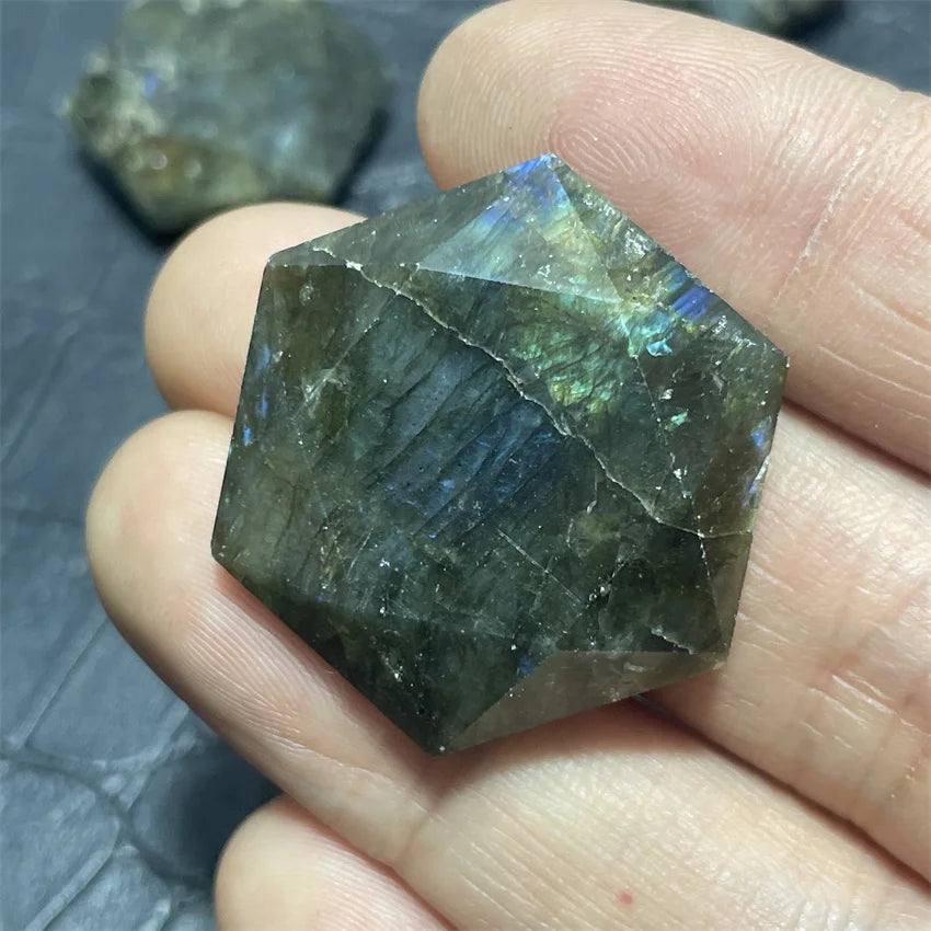 Pingente de cristal natural de labradorita com hexagrama esculpido, pedra de energia mega satélite.