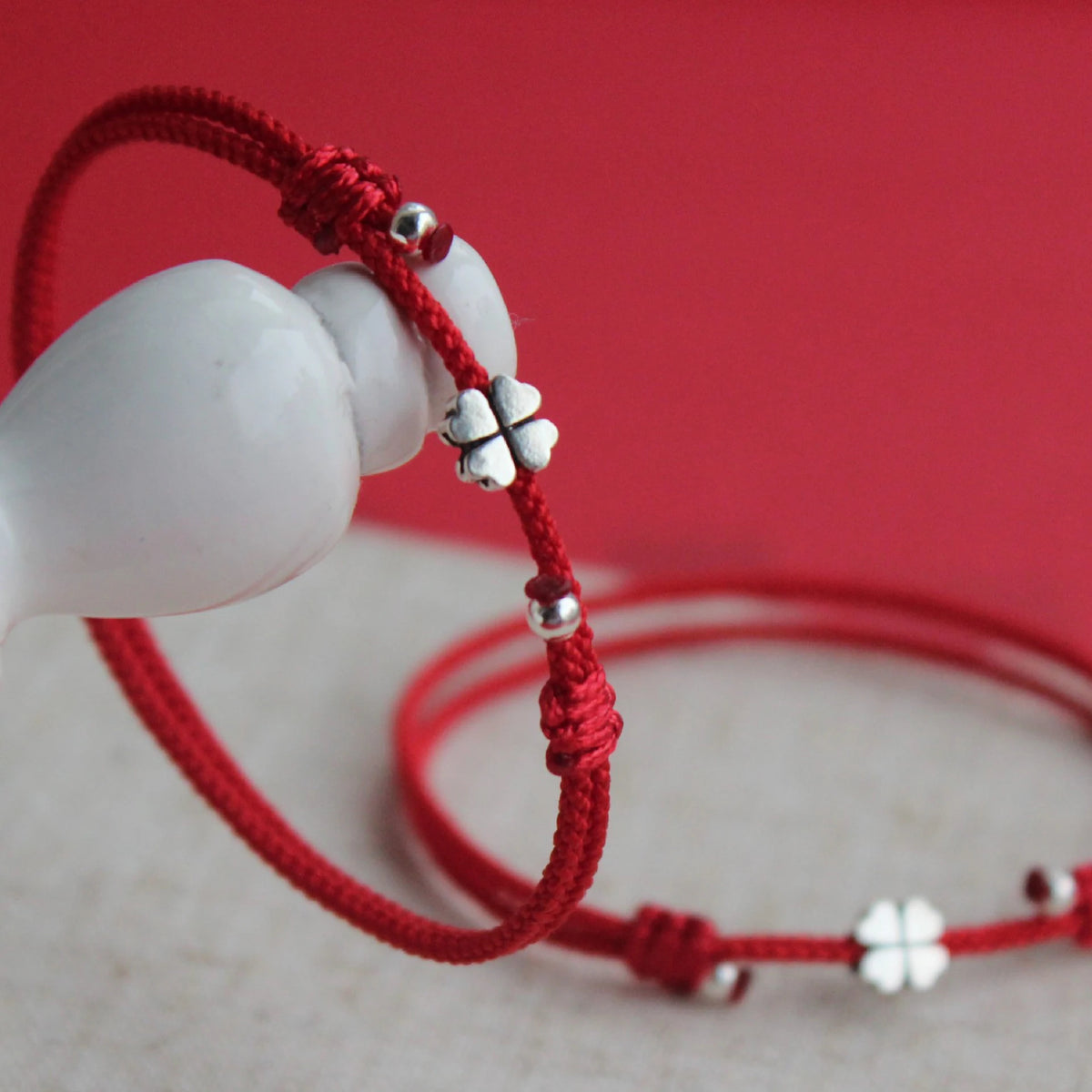 Pulsera Hilo del Vínculo: Detalles Metálicos. Diseño y acabado de la pieza mostrada.